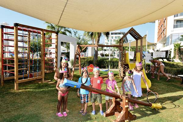 Gruppe von Kindern, die auf einem Spielplatz im White City Resort spielen.