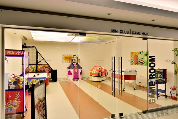 Eingang zum Mini Club und Spielhalle des White City Resorts mit Arcade-Spielen und Dekoration