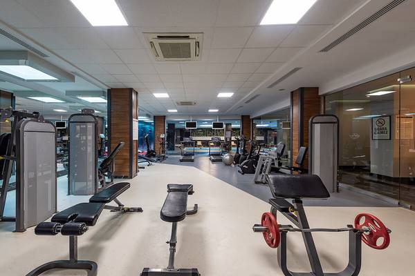 Fitnesscenter im White City Resort mit verschiedenen Trainingsgeräten und einer freien Trainingsfläche.