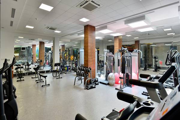Fitnesscenter im White City Resort mit verschiedenen Geräten und Trainingsbereichen.