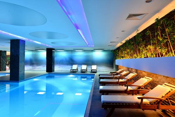 Innenpool im White City Resort mit blauen Lichtern und Bambuswänden