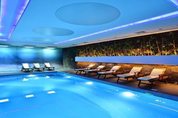 Innenpool des White City Resorts mit Loungebereich und blauer Beleuchtung