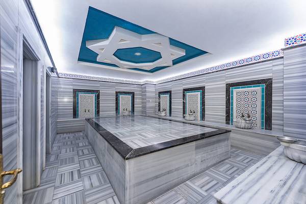 Innenansicht der Sauna im White City Resort mit Marmorwänden und blauer Decke.