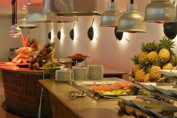 Buffettisch im Ravenala Attitude Hotel mit verschiedenen Früchten und Gerichten.
