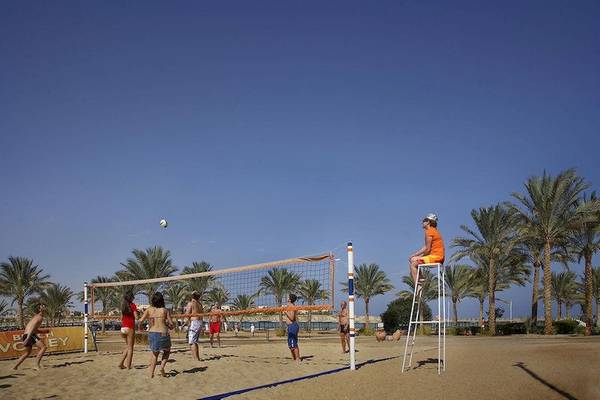 Volleyballspieler auf dem Strand im Jaz Solaya Hotel spielen ein Spiel.