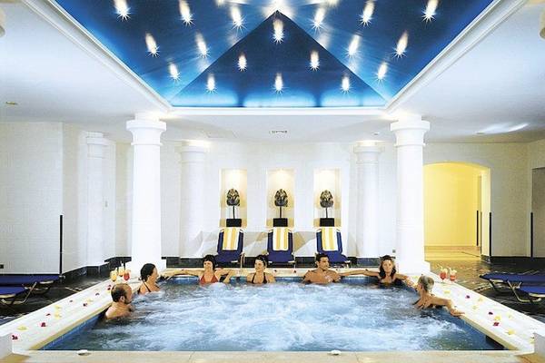 Gruppe von Menschen im Jacuzzi im Jaz Solaya Hotel