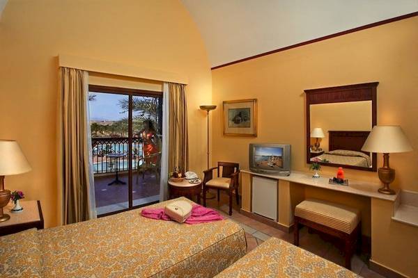 Doppelzimmer mit Terrasse im Jaz Solaya Hotel mit Blick auf den Pool.