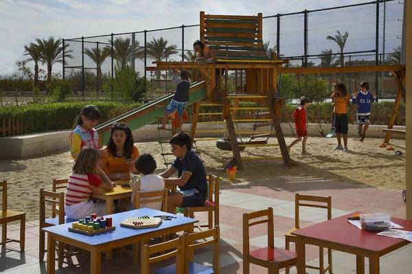 Kinder spielen auf einem Spielplatz im Jaz Solaya Hotel, mit Rutsche und Spieltischen.