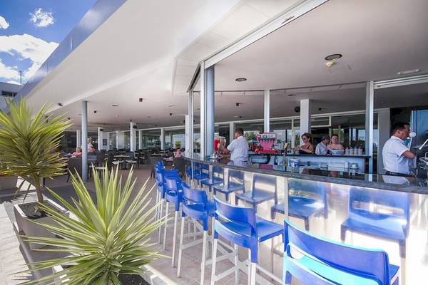 Barbereich im Lanzarote Village Hotel mit blauen Stühlen und grünen Pflanzen