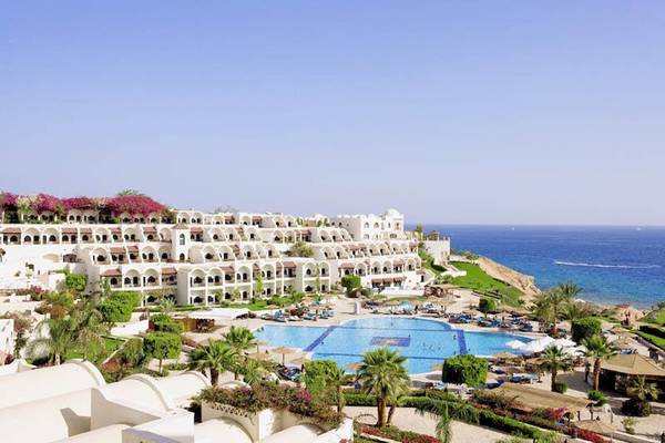 Außenansicht des Mövenpick Resorts Sharm el Sheikh mit Swimmingpool und Meerblick.