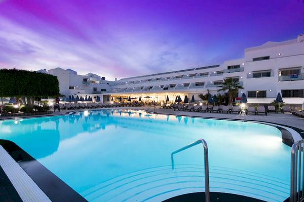 Abendansicht des Swimmingpools im Lanzarote Village Hotel mit leuchtender Beleuchtung.