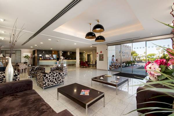 Lobby des Lanzarote Village Hotels mit Sitzgelegenheiten und Rezeption.
