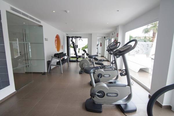 Fitnessstudio im Ibiza Sun Apartments Hotel mit Cardiogeräten und Gewichten.