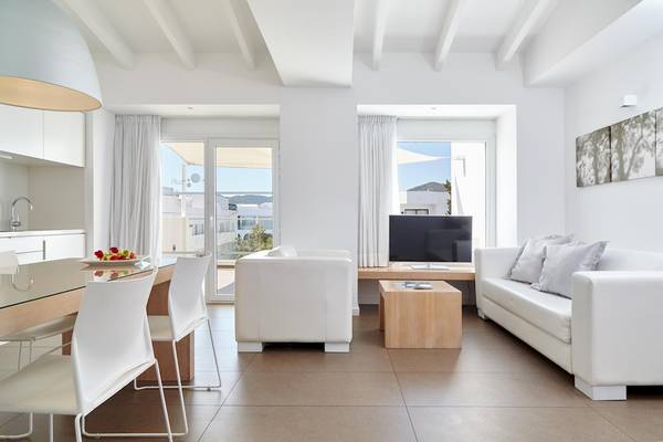 Wohnzimmer mit Sofa und Tisch im Ibiza Sun Apartments Hotel.