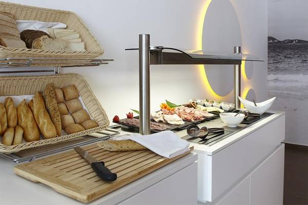 Buffet-Tisch im Ibiza Sun Apartments Hotel mit verschiedenen Brotsorten und Aufschnitten.