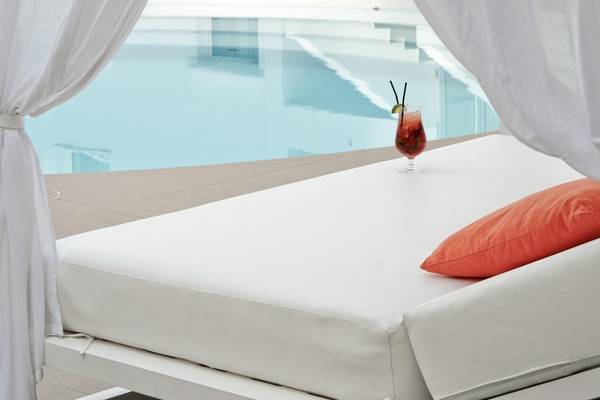 Loungebett am Pool mit Getraenk bei Ibiza Sun Apartments