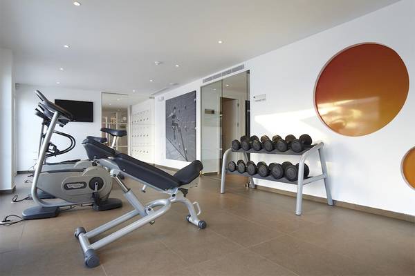 Fitnessraum im Ibiza Sun Apartments Hotel mit Cardiogeräten und Hanteln.