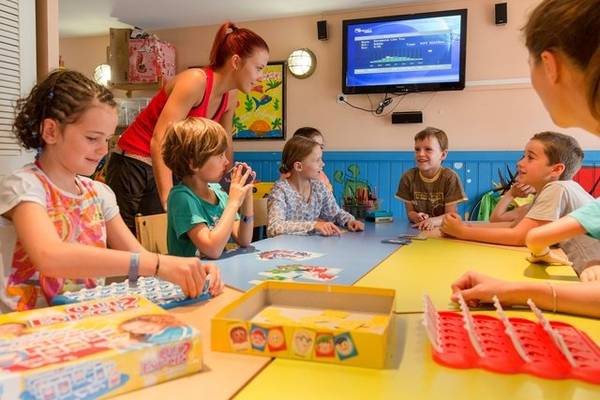 Kinder spielen mit Spielzeug am Tisch im Pierre & Vacances Village Sainte Luce