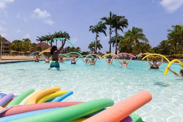 Gruppe von Menschen, die Aquagym im Schwimmbad des Pierre & Vacances Village Sainte Luce machen