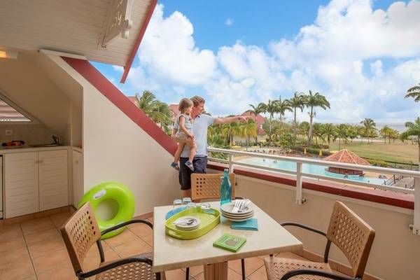 Familie auf der Terrasse des Pierre & Vacances Village Sainte Luce mit Blick auf den Pool.