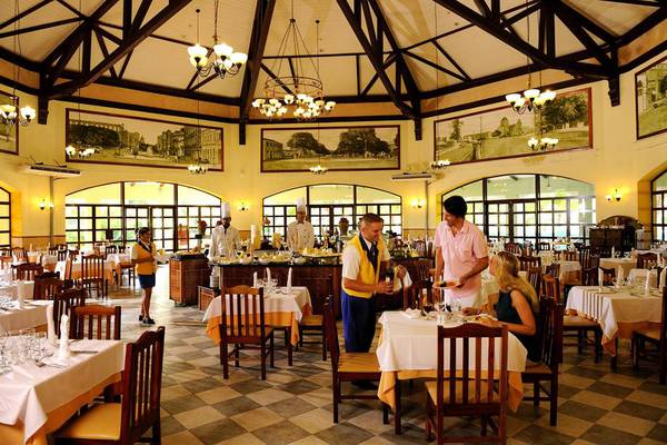 Restaurantbereich des Iberostar Playa Alameda Hotels mit Kellnern, Gästen und Speisen.