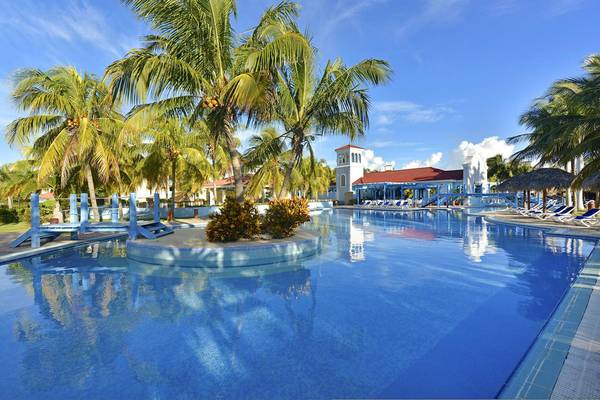 Ein großer Swimmingpool des Iberostar Playa Alameda Hotels mit Palmen und Liegestühlen