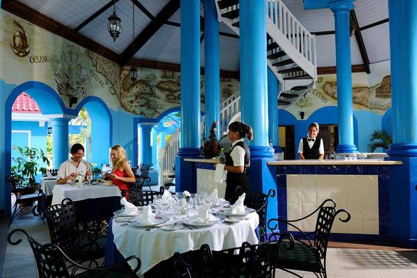 Ein Speisesaal des Iberostar Playa Alameda Hotels mit blauen Säulen und maritimem Dekor.