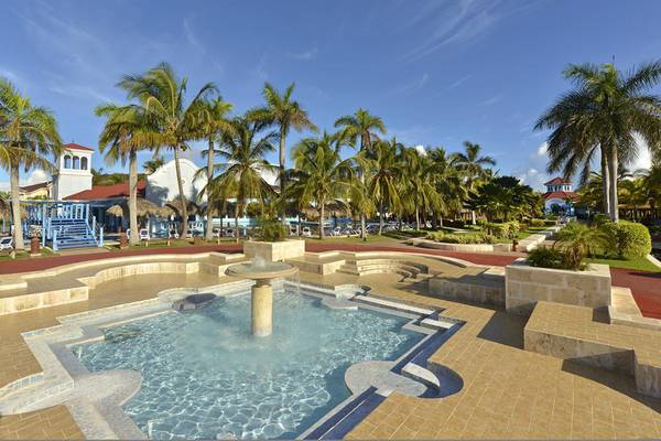 Außenbereich des Iberostar Playa Alameda Hotels mit Brunnen und Palmen.