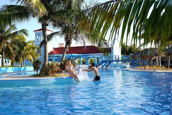 Paar spielt im Pool des Iberostar Playa Alameda Hotels