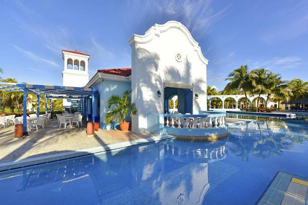 Außenbereich des Iberostar Playa Alameda Hotels mit Swimmingpool und Loungebereich.