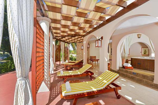 Loungebereich im Iberostar Playa Alameda Hotel mit überdachten Sonnenliegen und Whirlpool.