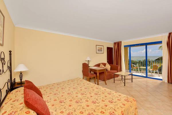 Hotelzimmer im Iberostar Playa Alameda mit Blick auf den Ozean von einem Balkon.