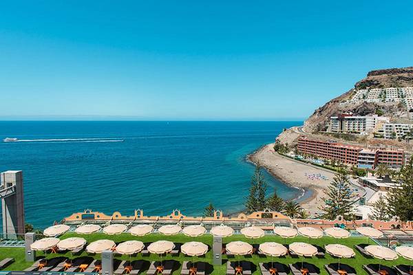 Oberflächenansicht des Riviera Vista Hotels mit Blick auf das Meer und die Umgebung.