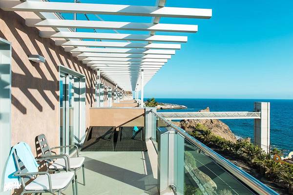 Balkon des Riviera Vista Hotels mit Meerblick und modernen Möbeln.