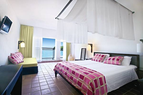 Langley Resort Fort Royal Hotelzimmer mit Bett, Schlafsofa und Meerblick