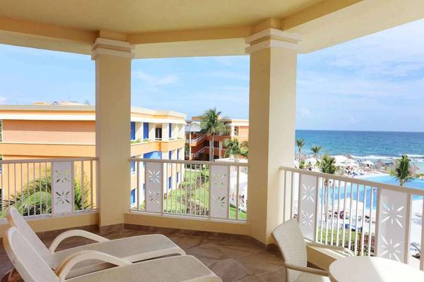 Balkon des Bahia Principe Luxury Akumal mit Blick auf das Meer und den Strand.
