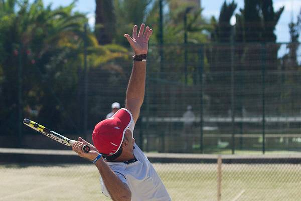 Tennisspieler im Lopesan Costa Meloneras Resort & Spa hebt die Hand