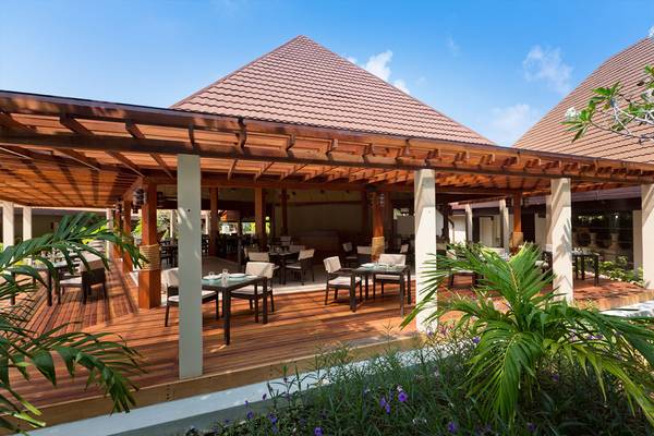 Außenrestaurant des Kurumba Maldives mit Holzterrasse und Dachüberdachung
