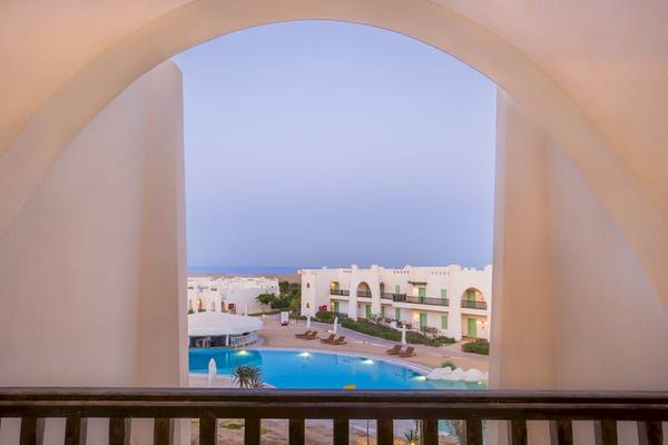 Aussicht auf den Pool vom Balkon des Hilton Marsa Alam Nubian Resort