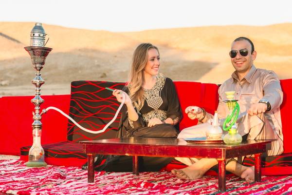 Paar am Pool mit Shisha im Hilton Marsa Alam Nubian Resort