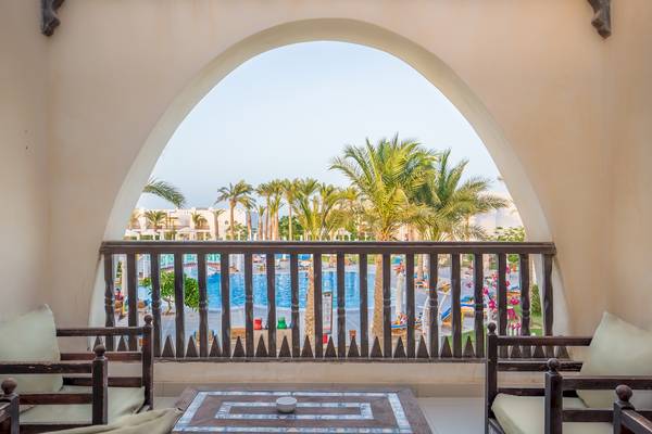 Blick vom Balkon des Hilton Marsa Alam Nubian Resort auf den Poolbereich.
