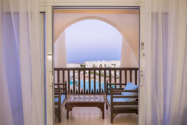 Blick vom Balkon des Hilton Marsa Alam Nubian Resort auf den Pool