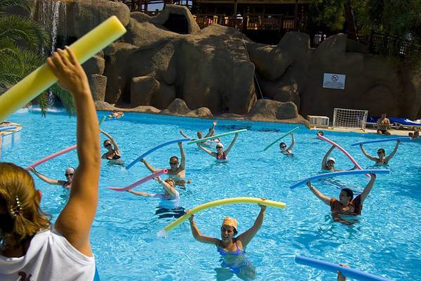 Gruppe von Menschen, die im Schwimmbad des Blue Waters Club Wassergymnastik machen