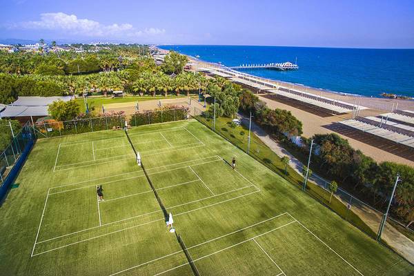 Luftaufnahme des Tennisplatzes am Strand des Blue Waters Club Hotels.