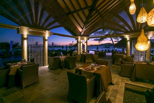 Terrasse des Le Domaine de L'Orangeraie Resort & Spa am Abend
