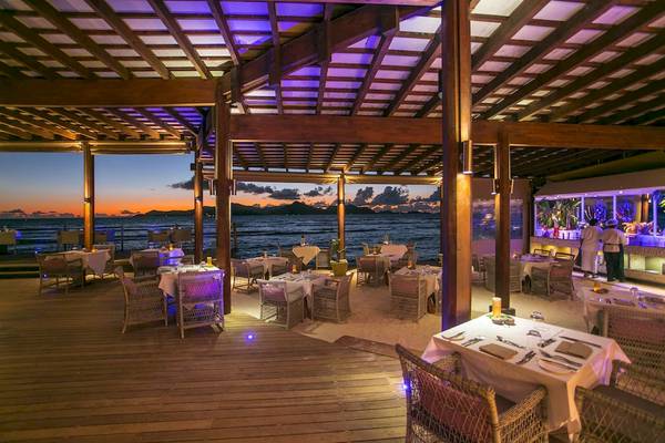 Le Domaine de L'Orangeraie Resort & Spa - Abendessen im Freien mit Blick auf das Meer.