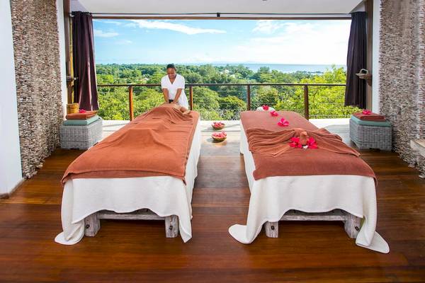 Massage auf der Terrasse im Le Domaine de L'Orangeraie Resort & Spa