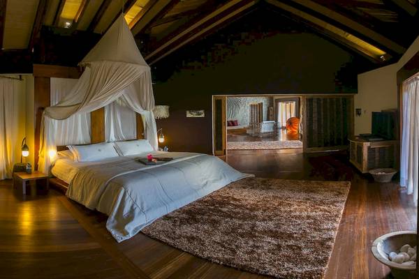 Schlafzimmer im Le Domaine de L'Orangeraie Resort & Spa mit einem großen Bett und einem Baldachin.