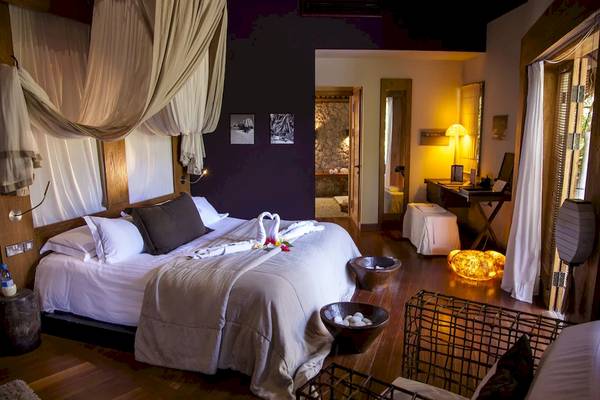 Schlafzimmer im Le Domaine de L'Orangeraie Resort & Spa mit großem Bett und Dekor