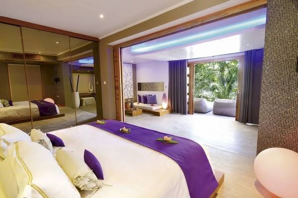 Schlafzimmer im Le Domaine de L'Orangeraie Resort & Spa mit großem Bett, Dekor und Aussicht
